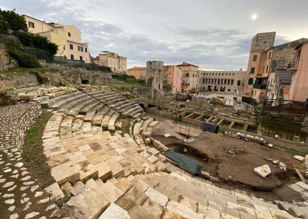 Luxury Suite - Teatro Romano - Duomo - Centro Storico Wi-Fi Terracina Ngoại thất bức ảnh