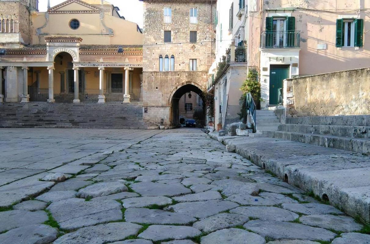 Luxury Suite - Teatro Romano - Duomo - Centro Storico Wi-Fi Terracina Ngoại thất bức ảnh