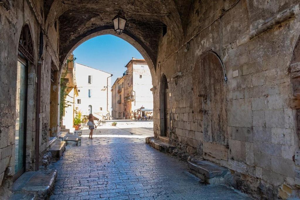 Luxury Suite - Teatro Romano - Duomo - Centro Storico Wi-Fi Terracina Ngoại thất bức ảnh